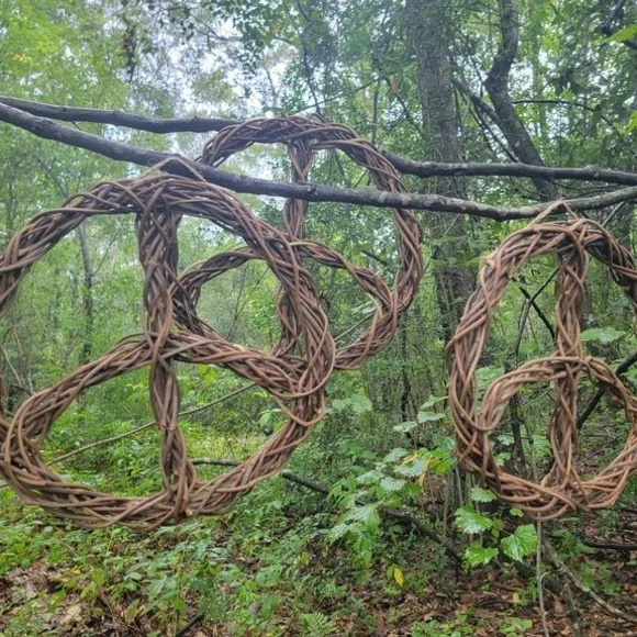 Natural Woven Peace Sign Decor - Grapevine Wreath - Picture 4 of 6